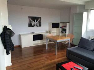 sala de estar con mesa y sofá en Loft estilo industrial a 5 minutos del centro, en Valladolid
