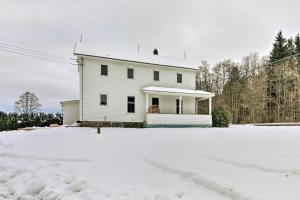 ein weißes Haus mit einem schneebedeckten Hof in der Unterkunft Pet-Friendly Finger Lakes Home Near Ithaca! 