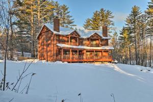 Cabaña de madera grande en la nieve con suelo cubierto de nieve en North Creek Family Cabin - 3 Mi to Gore Mountain!, en North Creek