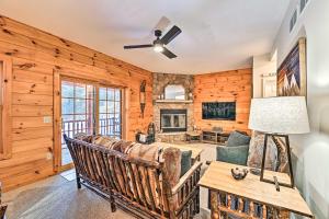 ein Wohnzimmer mit einem Sofa und einem Tisch in der Unterkunft North Creek Family Cabin - 3 Mi to Gore Mountain! in North Creek