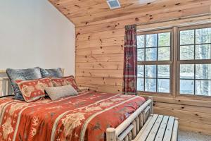 1 dormitorio con cama y ventana en North Creek Family Cabin - 3 Mi to Gore Mountain!, en North Creek