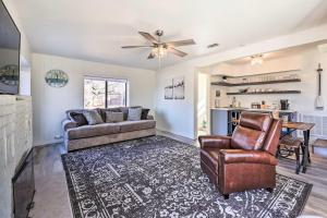 Posezení v ubytování Dock and Pool Access Lakefront Grove Home!