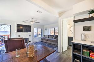 Posezení v ubytování Dock and Pool Access Lakefront Grove Home!