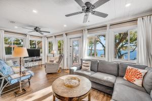 uma sala de estar com um sofá e uma mesa em Sunny South by Meyer Vacation Rentals em Orange Beach