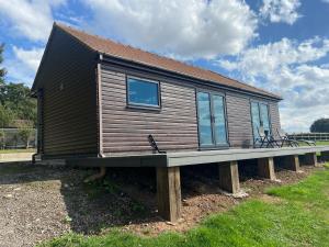 una piccola cabina in legno con portico e finestre di Danielle’s den a Doncaster