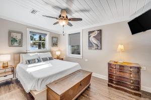 um quarto com uma cama e uma ventoinha de tecto em Sunny South by Meyer Vacation Rentals em Orange Beach