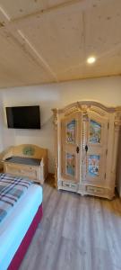 A bed or beds in a room at Haus Wibmer Martin