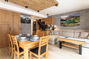 Kuchyňa alebo kuchynka v ubytovaní ZAKOHOME- Apartamenty Sabały