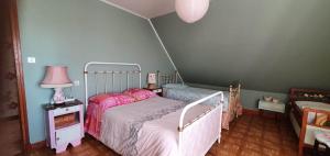 um quarto para crianças com uma cama e um candeeiro em Horizon Aubrac Laguiole em Laguiole