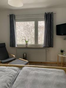 1 dormitorio con cama y ventana en Ferienhaus Andrea am Bodetal, en Treseburg