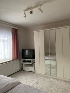 TreseburgにあるFerienhaus Andrea am Bodetalのベッドルーム1室(ベッド1台、キャビネット内のテレビ付) +53枚の写真