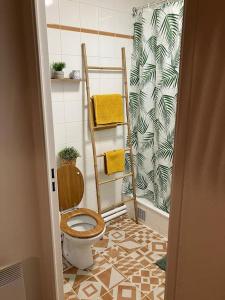 La salle de bains est pourvue d'une douche et de toilettes. dans l'établissement Studio cosy 12 min Arc de Triomphe, à Rueil-Malmaison
