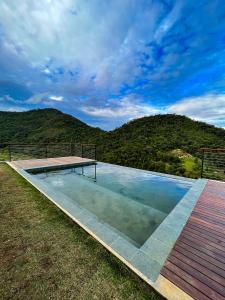 una piscina con vistas a la montaña en MORADA DOS IPÊS, en Teresópolis