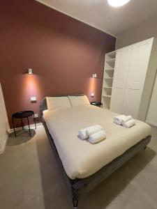 ein Schlafzimmer mit einem großen Bett mit zwei Handtüchern darauf in der Unterkunft Studio Donatello in Mailand