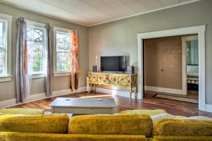 een woonkamer met een bank en een tv bij Bright Bisbee Cottage with Air Conditioning! in Bisbee