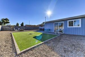 Fotografie z fotogalerie ubytování Downtown Gilbert Home with Fenced Yard and Fire Pit! v destinaci Gilbert