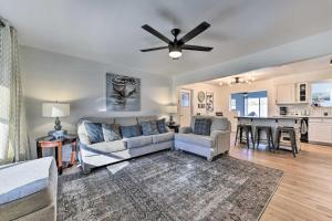 Posezení v ubytování Downtown Gilbert Home with Fenced Yard and Fire Pit!