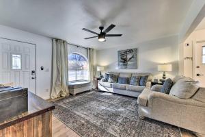 Posezení v ubytování Downtown Gilbert Home with Fenced Yard and Fire Pit!