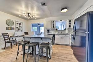 Kuchyň nebo kuchyňský kout v ubytování Downtown Gilbert Home with Fenced Yard and Fire Pit!