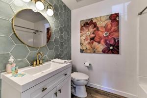 Koupelna v ubytování Downtown Gilbert Home with Fenced Yard and Fire Pit! + 18 fotografií