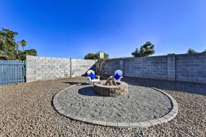 Fotografie z fotogalerie ubytování Downtown Gilbert Home with Fenced Yard and Fire Pit! v destinaci Gilbert