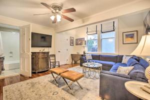 ein Wohnzimmer mit einem blauen Sofa und einem Deckenventilator in der Unterkunft Welcoming Vacation Rental in Uptown NOLA in New Orleans