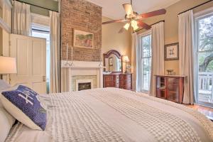 een slaapkamer met een groot bed en een open haard bij Welcoming Vacation Rental in Uptown NOLA in New Orleans