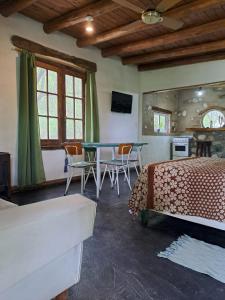 1 dormitorio con mesa y sillas en una habitación en Surya- en La Casa de Nanda en San Javier