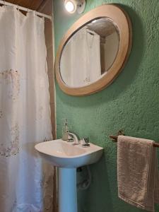 y baño con lavabo y espejo. en Surya- en La Casa de Nanda en San Javier