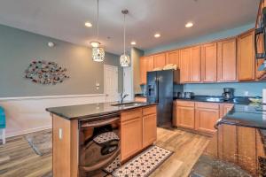 Cucina o angolo cottura di Balcony with Inlet View Dtwn Ocean City Condo