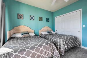 Letto o letti in una camera di Balcony with Inlet View Dtwn Ocean City Condo