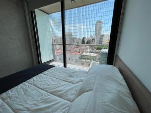 1 dormitorio con 1 cama frente a una ventana en Cozy studio in San Telmo 3 pax 6G en Buenos Aires