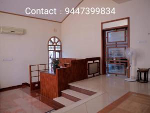 um quarto com uma escada, uma janela e uma escada em Ritu Homestay (The Second Wind) em Trivandrum
