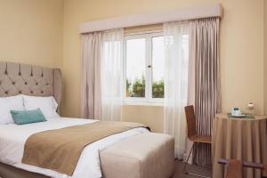 a bedroom with a bed and a window at Hostal Lirium in Arequipa