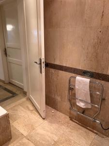 - une serviette suspendue à un porte-serviettes dans la salle de bains dans l'établissement MB13 Abu Tig Marina Apartment, à Hurghada