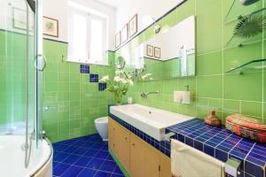 A bathroom at La Camelia Apartment