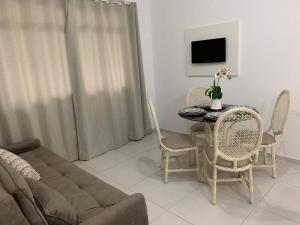 - un salon avec une table et un canapé dans l'établissement Apto na Av Brasil frente ao shopping,4min da praia, à Balneário Camboriú