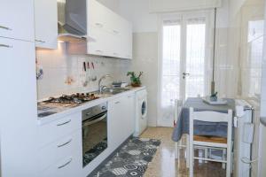 Η κουζίνα ή μικρή κουζίνα στο H11 [Arma Vista Mare Panoramica] +6 φωτογραφίες