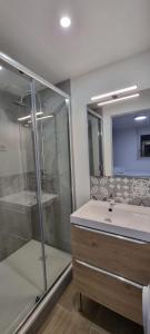 Kúpeľňa v ubytovaní Chambres avec douche privative dans appartement partagé - Metro - Wifi