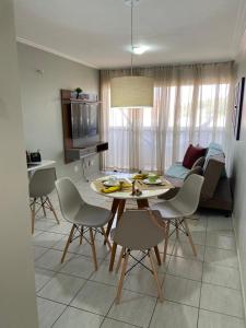 uma cozinha e sala de estar com mesa e cadeiras em Aconchego em São Luís
