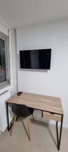 Televízia a/alebo spoločenská miestnosť v ubytovaní Chambres avec douche privative dans appartement partagé - Metro - Wifi