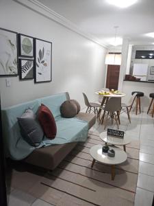 uma sala de estar com um sofá e uma mesa em Aconchego em São Luís