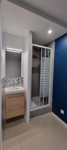 Kúpeľňa v ubytovaní Chambres avec douche privative dans appartement partagé - Metro - Wifi