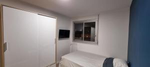 Televízia a/alebo spoločenská miestnosť v ubytovaní Chambres avec douche privative dans appartement partagé - Metro - Wifi