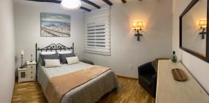 a bedroom with a bed and a desk in it at La Pastora Apartamento con parking in Gavà