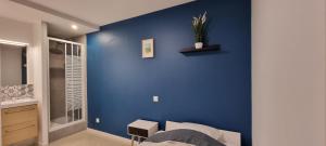 Posteľ alebo postele v izbe v ubytovaní Chambres avec douche privative dans appartement partagé - Metro - Wifi