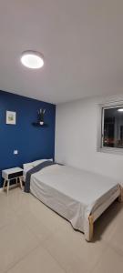 Posteľ alebo postele v izbe v ubytovaní Chambres avec douche privative dans appartement partagé - Metro - Wifi