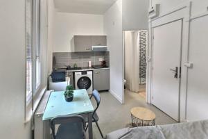 uma cozinha com mesa e cadeiras num quarto em SUPERBE STUDIO 3 FACE GARE em Évreux