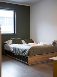 Tempat tidur dalam kamar di Sentrumsvegen - Private Studio Apartment in Gol