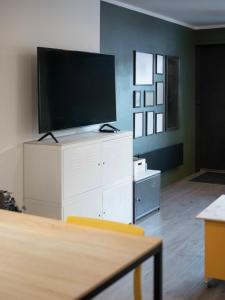 uma sala de estar com uma televisão de ecrã plano numa cómoda branca em Sentrumsvegen - Private Studio Apartment in Gol em Gol
